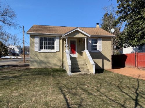132 Railroad Ave, Garnerville, NY 10923-1237