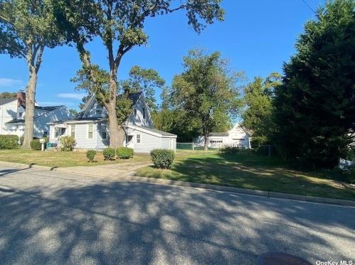 4051 Chestnut St, Seaford, NY 11783-1909
