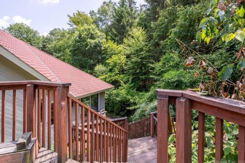 15 Sky Line Dr, Bridgeport CT  06612-1057 exterior