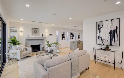 16627 Gilmore St, Van Nuys CA  91406-5610 exterior