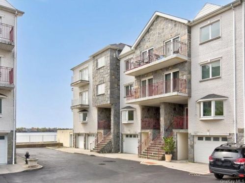 3 Angelas Pl, Bronx, NY 10465-1068