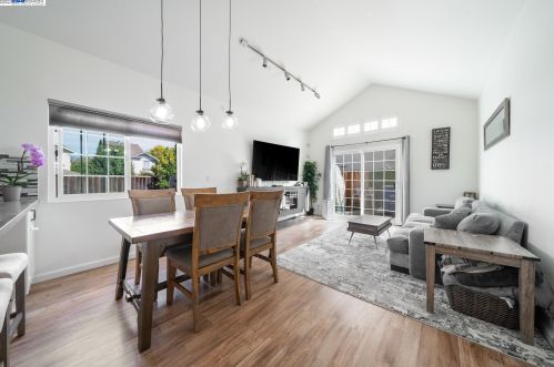 671 Black Pine Dr, San Leandro CA  94577-1374 exterior