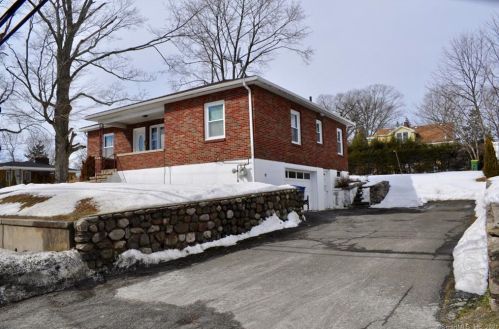 112 Bradley Ave, Waterbury, CT 06708-4540