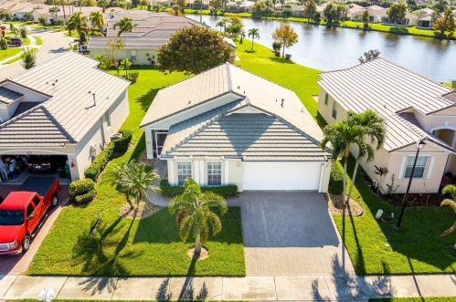 377 Lake Forest Way, Fort Pierce, FL 34986-2071
