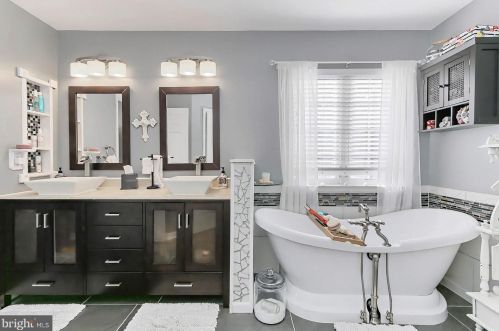 6012 Abernethy Ln, Gainesville VA 20155-4505 exterior