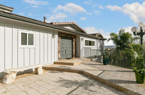 2125 Locust St, San Diego CA  92106-1622 exterior