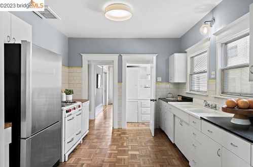 651 Alcatraz Ave, Oakland CA  94609-1005 exterior