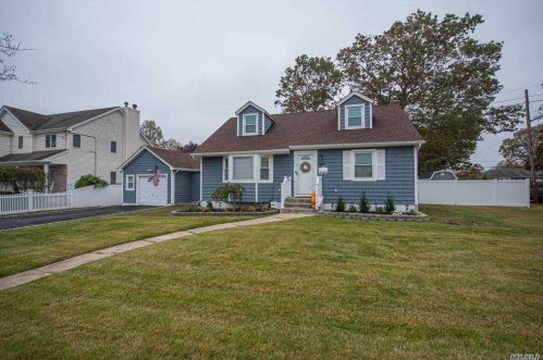 8 Conklin St, Babylon, NY 11703-2202