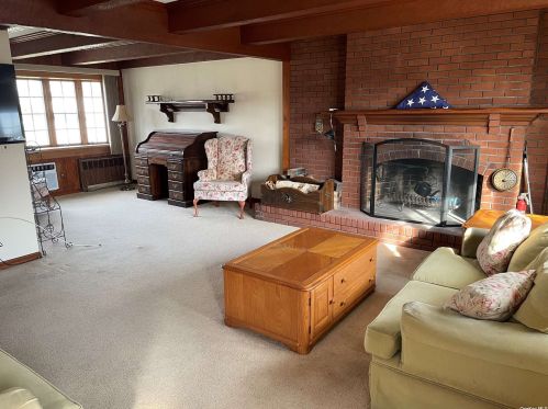 123 Deauville Pkwy, North Lindenhurst, NY 11757-6006