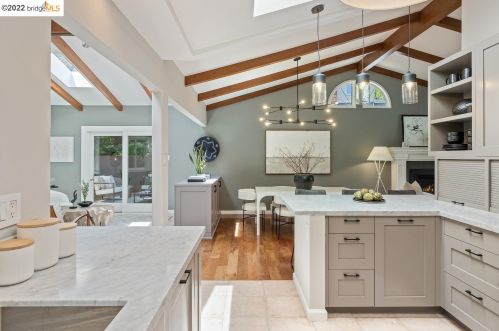 61 Calvert Ct, Oakland CA 94611-3436 exterior