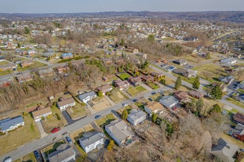 212 Paul Dr, New Kensington PA  15068-2907 exterior