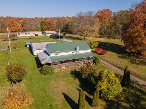 1179 Barkeyville Rd, Grove City, PA 16127-4901