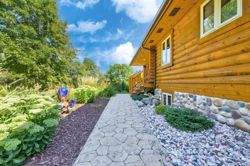 2717 Beaumont Ave, Waterford WI  53185-4933 exterior