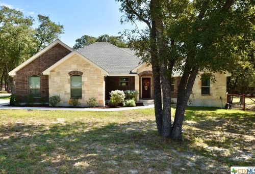 160 Great Oaks Blvd, Lavernia, TX 78121-4672