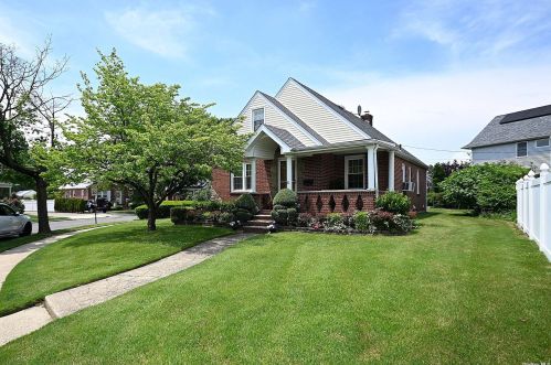 6 Gerard Ave, New Hyde Park NY  11040-1910 exterior