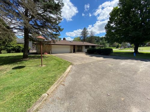 2602 Ridgewood Ct, New Castle, PA 16101-5508