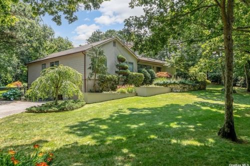 3 Christopher Ct, Huntington Station, NY 11747-1829