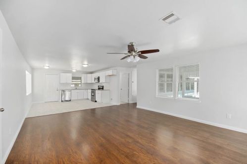 8106 Meadowbrook Dr, Hitchcock, TX 77563-4704