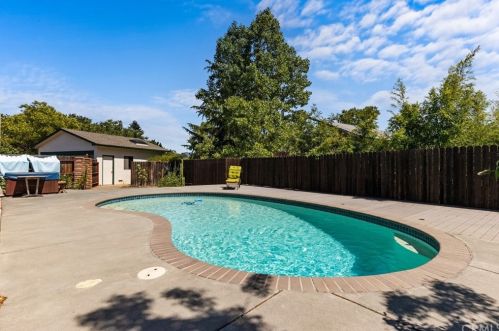 1205 Marwen Dr, Ukiah CA  95482-5634 exterior