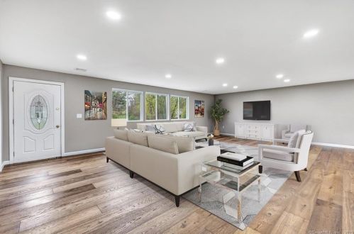 390 Marina Dr, Stratford CT  06614-2934 exterior