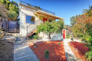 7044 Outlook Ave, Oakland, CA 94605-2522