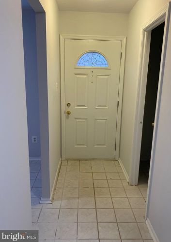 5209 Lonsdale Dr, Springfield VA  22151-1728 exterior