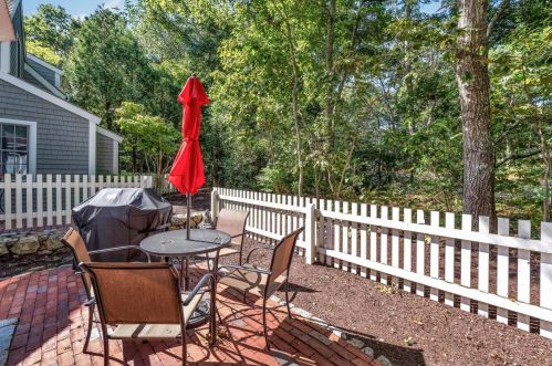 36 Brant Rock Rd, Mashpee MA 02649-4761 exterior