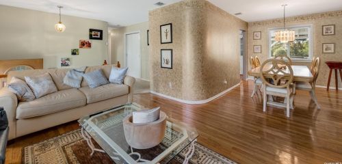 7 Newbrook Ln, Elwood NY  11731-5230 exterior