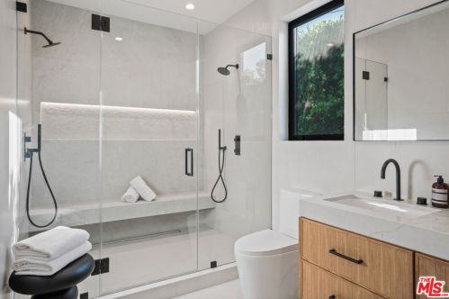 12600 Emelita St, North Hollywood CA  91607-1017 exterior
