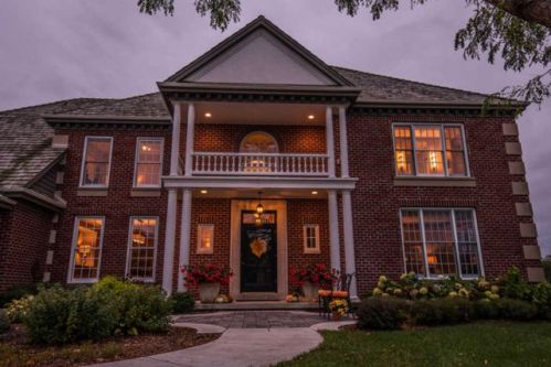 905 Evergreen Cir, Chenequa, WI 53029-8636