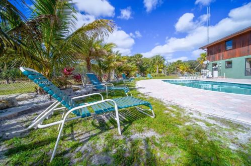 576 Marshall Rd, West Palm Beach FL  33413-3343 exterior