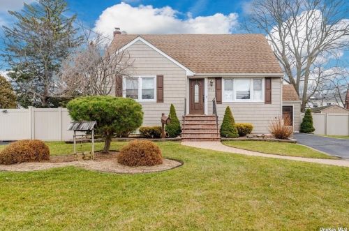 372 5 St, North Lindenhurst NY 11757-1149 exterior