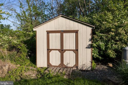 2975 Burton Dr, Gilbertsville PA  19525-9694 exterior