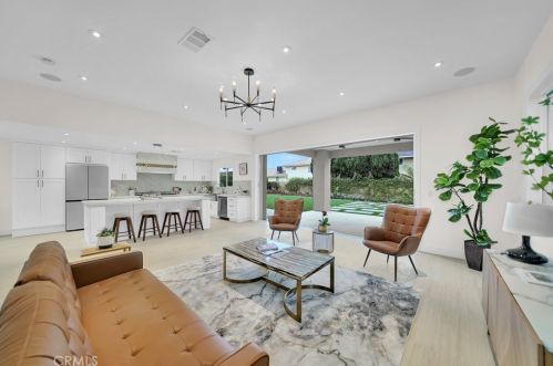 10071 Cliff Dr, Huntington Beach CA  92646-6604 exterior