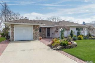439 Links Dr, Rockville Centre, NY 11572-5616
