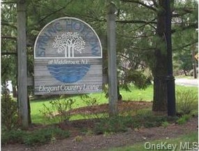 33 Woodlake Dr, Middletown, NY 10940-4274