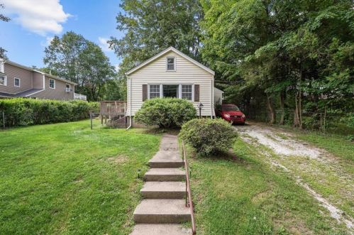 95 Walnut Dr, Mahopac, NY 10541-1265