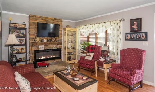 18 Harding Dr, Bricktown, NJ 08724-3206