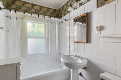 1819 Beverly Rd, Milwaukee WI 53211-2504 exterior