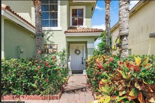 6207 Adriatic Way, West Palm Beach, FL 33413-1087
