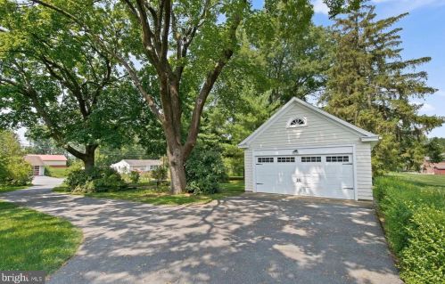 1407 New Holland Pike, Lancaster PA  17601-5648 exterior