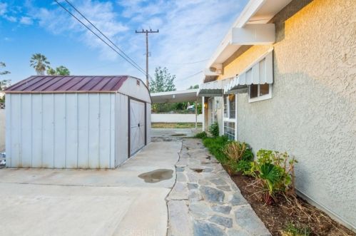 27325 Santa Clarita Rd, Santa Clarita CA  91350-1317 exterior