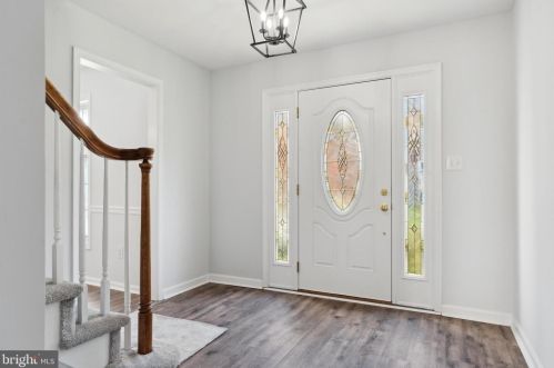 204 Longmeadow Dr, Wilmington, DE 19810-1451