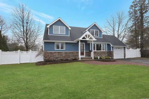 18 Mina Rd, Oakdale, NY 11769-1827