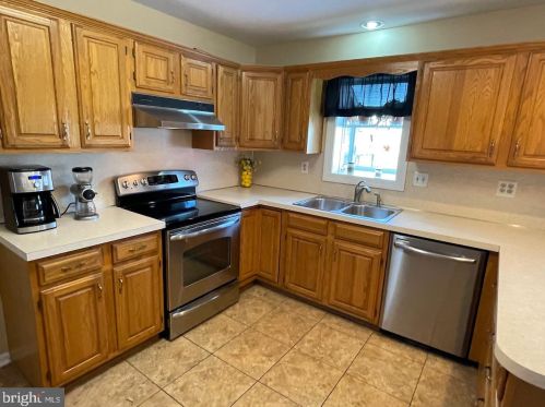 1567 Potter Dr, Pottstown PA 19464-2978 exterior