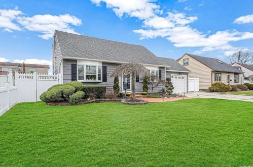 169 Monroe Ave, North Lindenhurst, NY 11757-4233