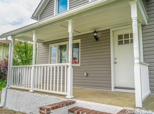 209 Costar St, Westbury NY  11590-3605 exterior