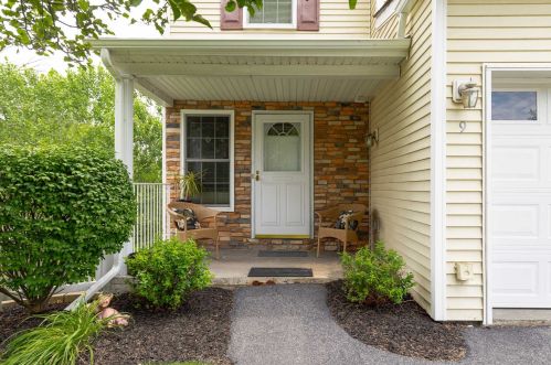 9 Aveonis Ct, Fishkill, NY 12524-1641