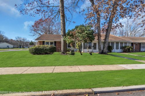 235 Huntington Dr, Lakewood, NJ 08701-7810