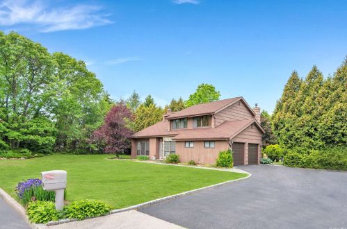 3 Hyanis Ct, Mount Sinai NY  11766-1809 exterior